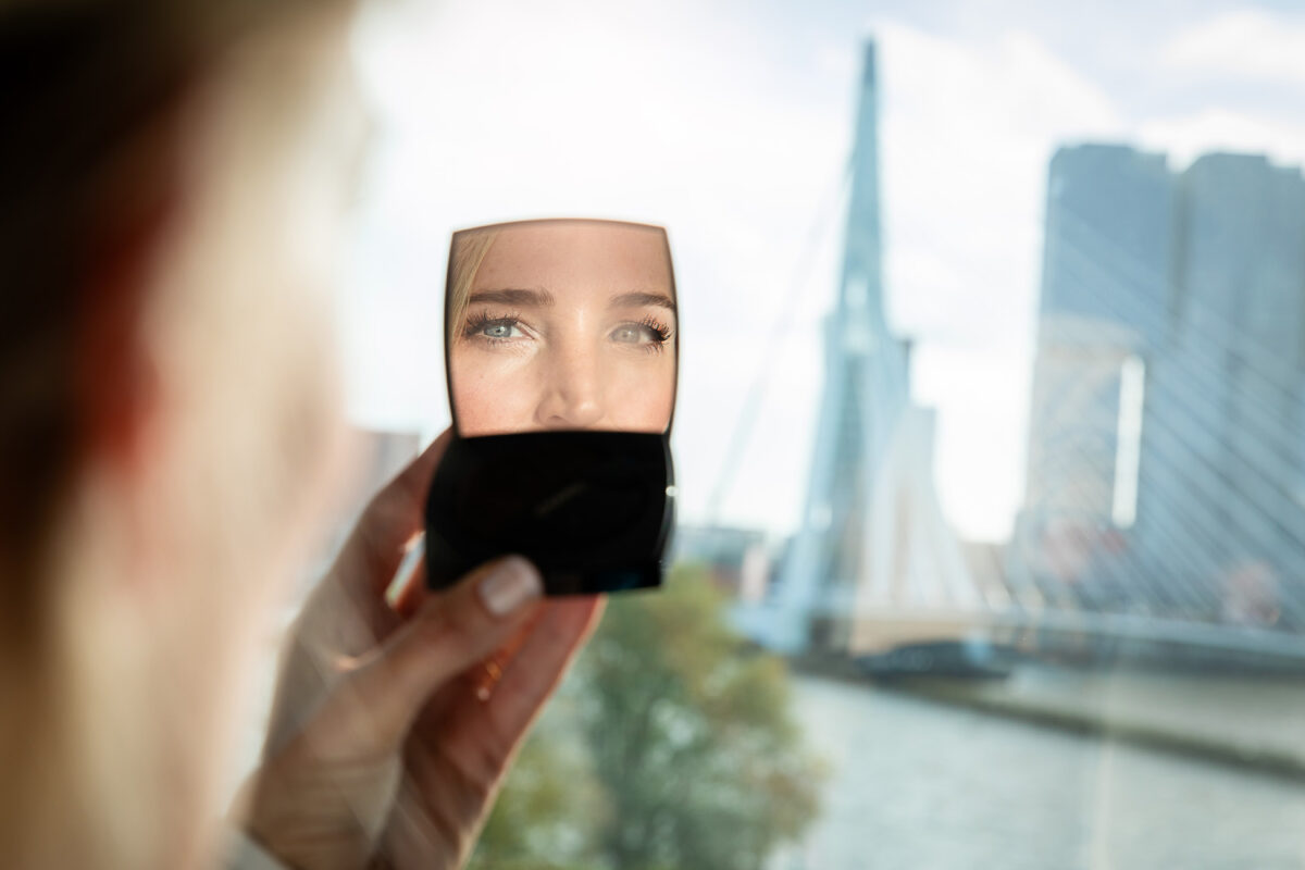 Bruid doet haar make-up tijdens de voorbereidingen