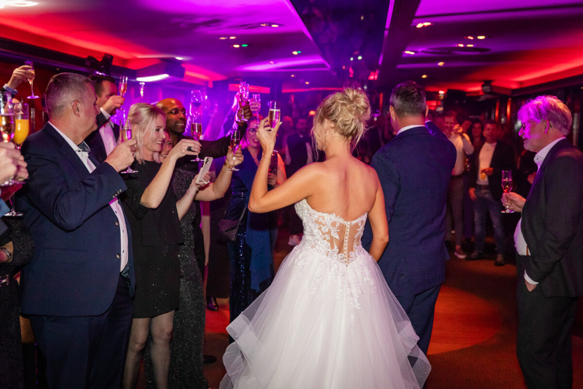 Bruidspaar samen tijdens hun trouwdag feestavond