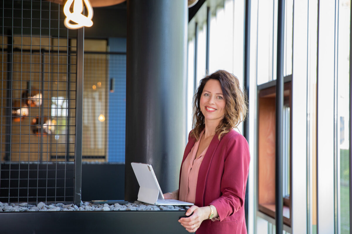 zakelijk portret van vrouwelijke ondernemer met laptop