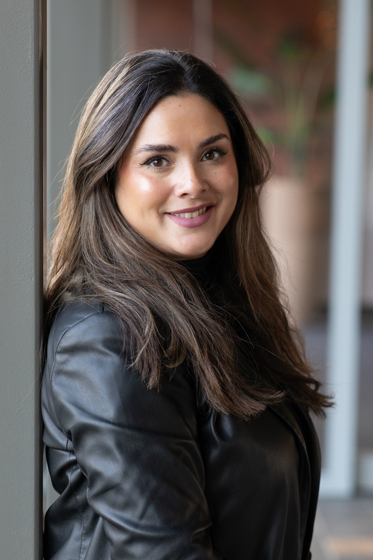 Zakelijk portret van een vrouwelijke professional op locatie