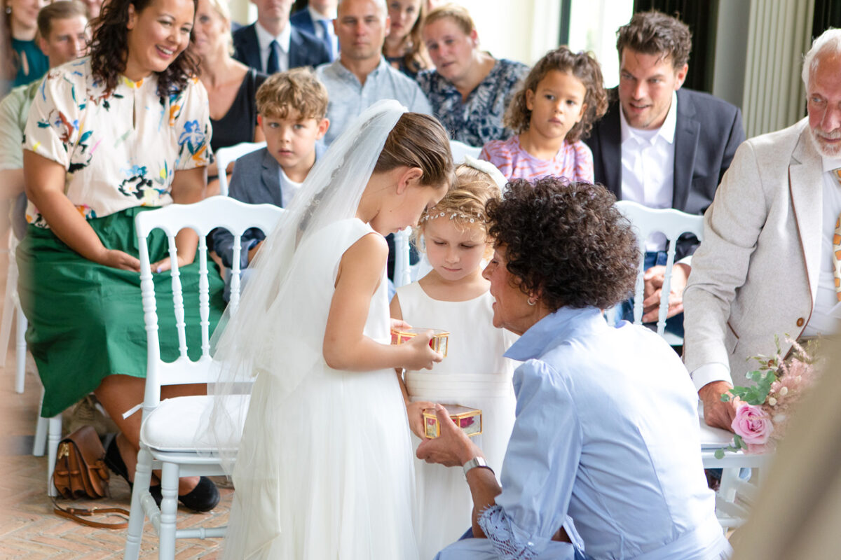 bruidsmeisjes brengen ringen trouwceremonie
