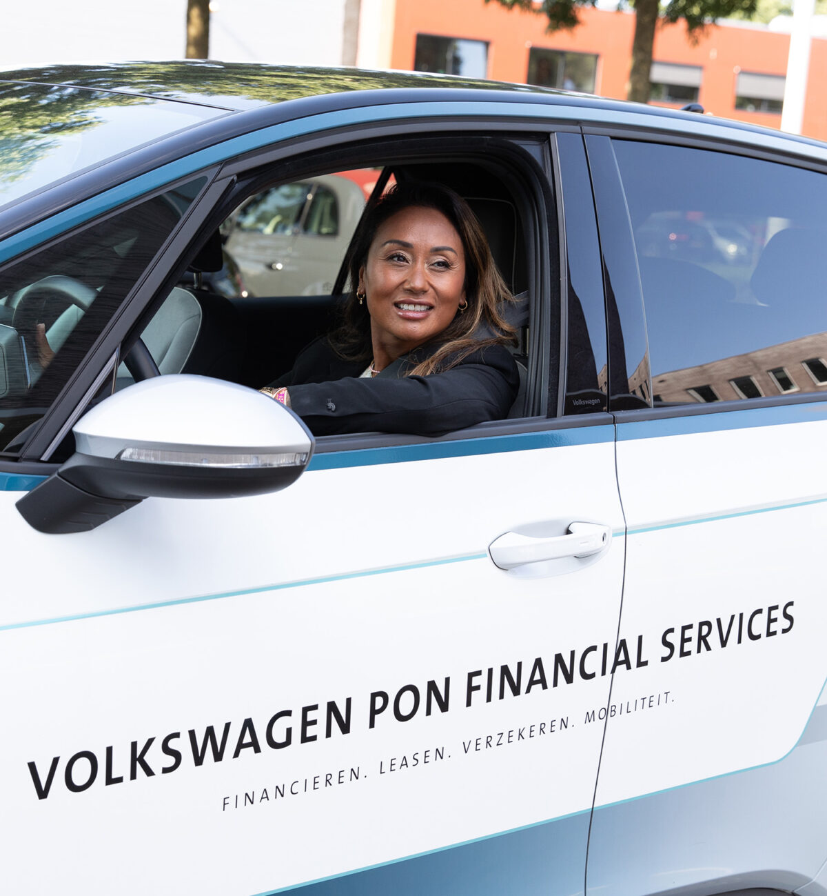 zakenvrouw in volkwagen auto