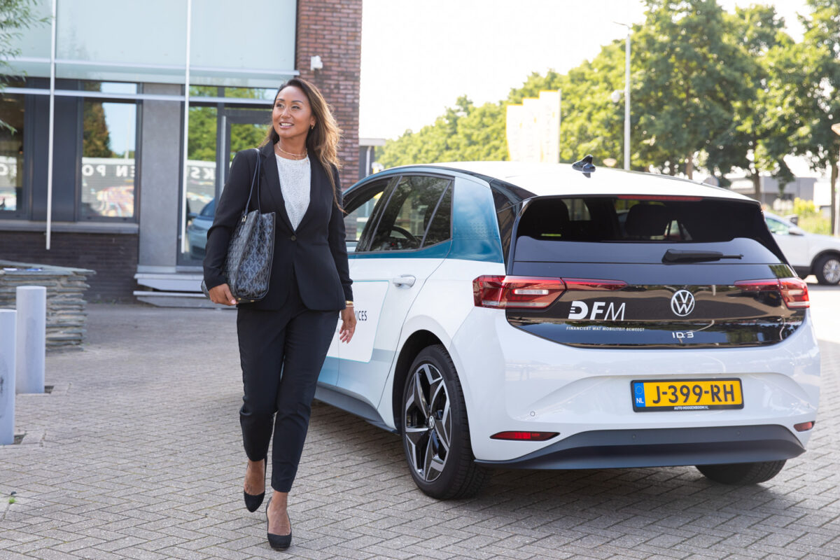 zakenvrouw bij volkwagen auto