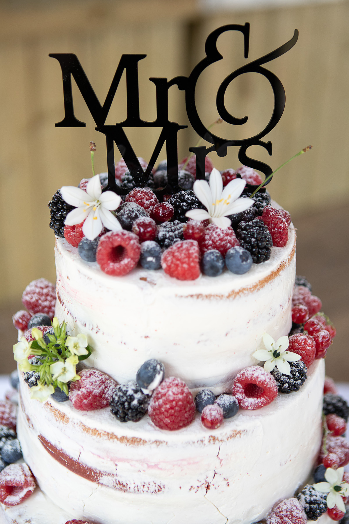 Bruidstaart met vers fruit en bloemen