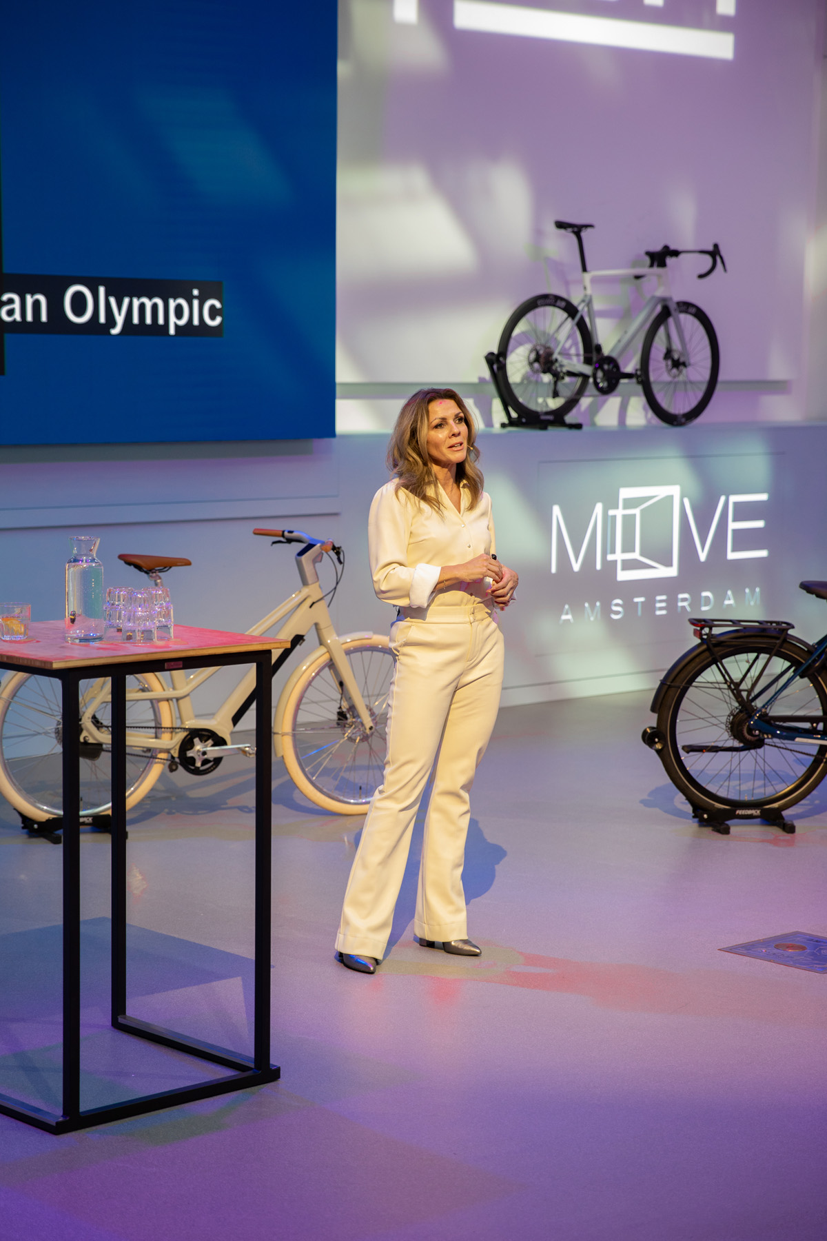 Bedrijfsfotografie tijdens een evenement met fietsen en presentatie Leontien van moorsel