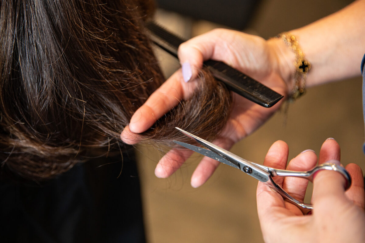 Detailfoto van een kapper die haar knipt