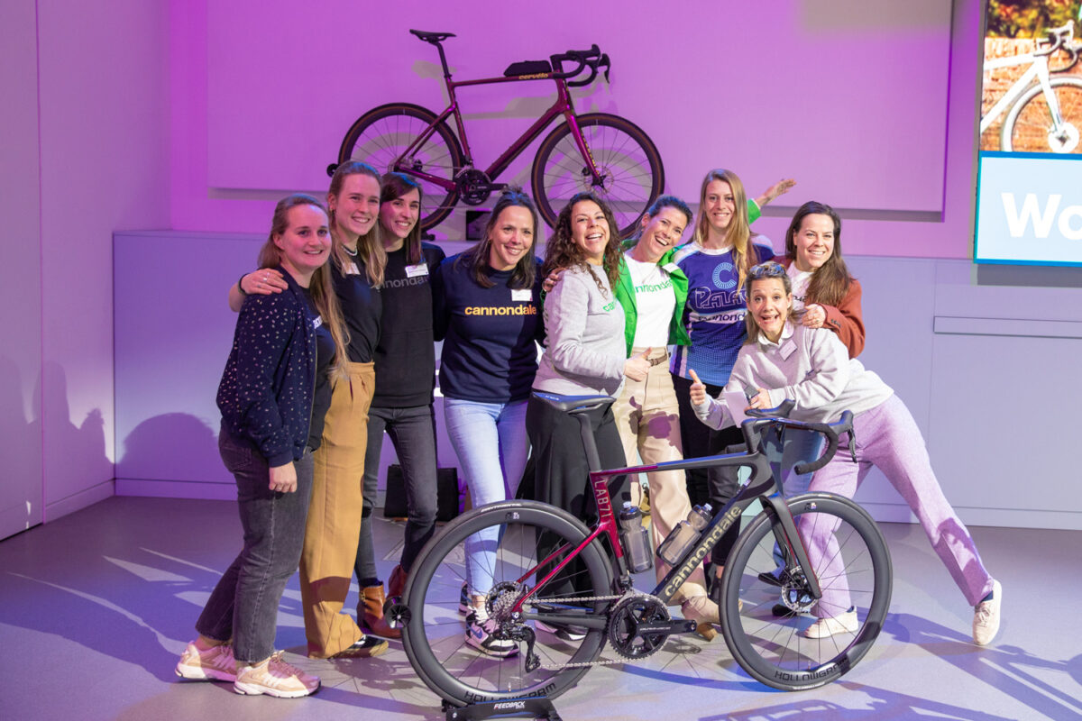 Teamfoto van medewerkers tijdens een zakelijk evenement